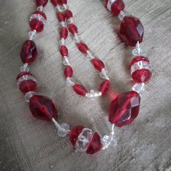 VINTAGE RED & CLEAR GLASS BEAD NECKLACE - Picture 1 of 6